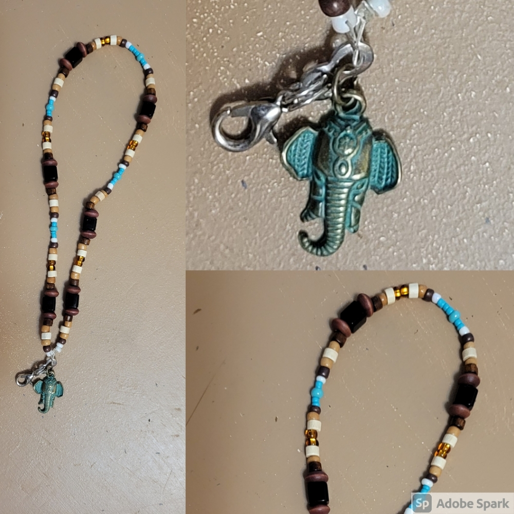 Beaded wristlet keychain